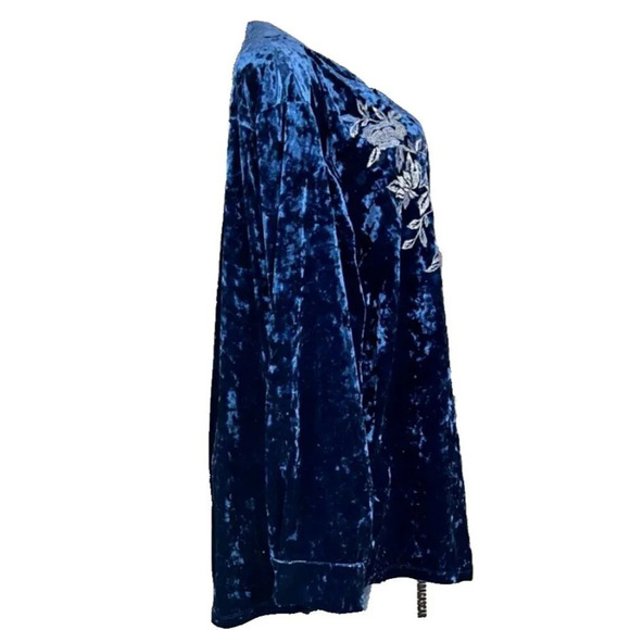Roaman's +26/28 Blue Crushed Velvet Floral Embroidered Button Long Sleeve Shirt - Picture 3 of 6